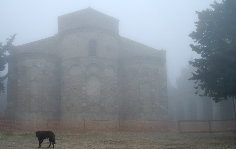 Wir fuhren weiter zum Kloster Santa Maria del Patire, die Strasse dorthin ist schon eine Herausforderung und dann hat auch noch das Wetter umgeschlagen, Nebel ! Bei diesen Verhältnissen und auch wegen der 2 Hunde welche das Areal "bewachten", trauten wir uns nicht das Auto zu verlassen und so fuhren wir unverichteter Dinge zurück zum CP.