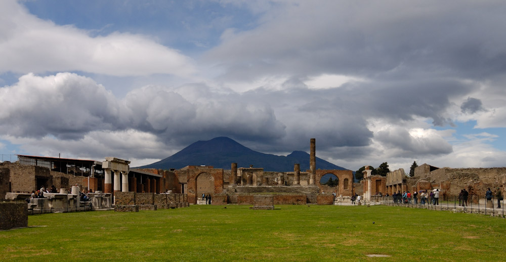 Pompei, das Forum und dahinter der Vesuv.