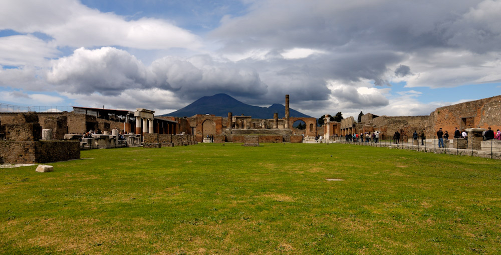Pompei, das Forum und dahinter der Vesuv.