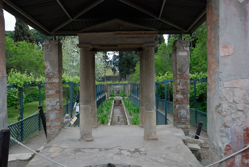 Pompei, im Haus d. Loreius Tiburtinus, Blick von der Pergola in den Garten.