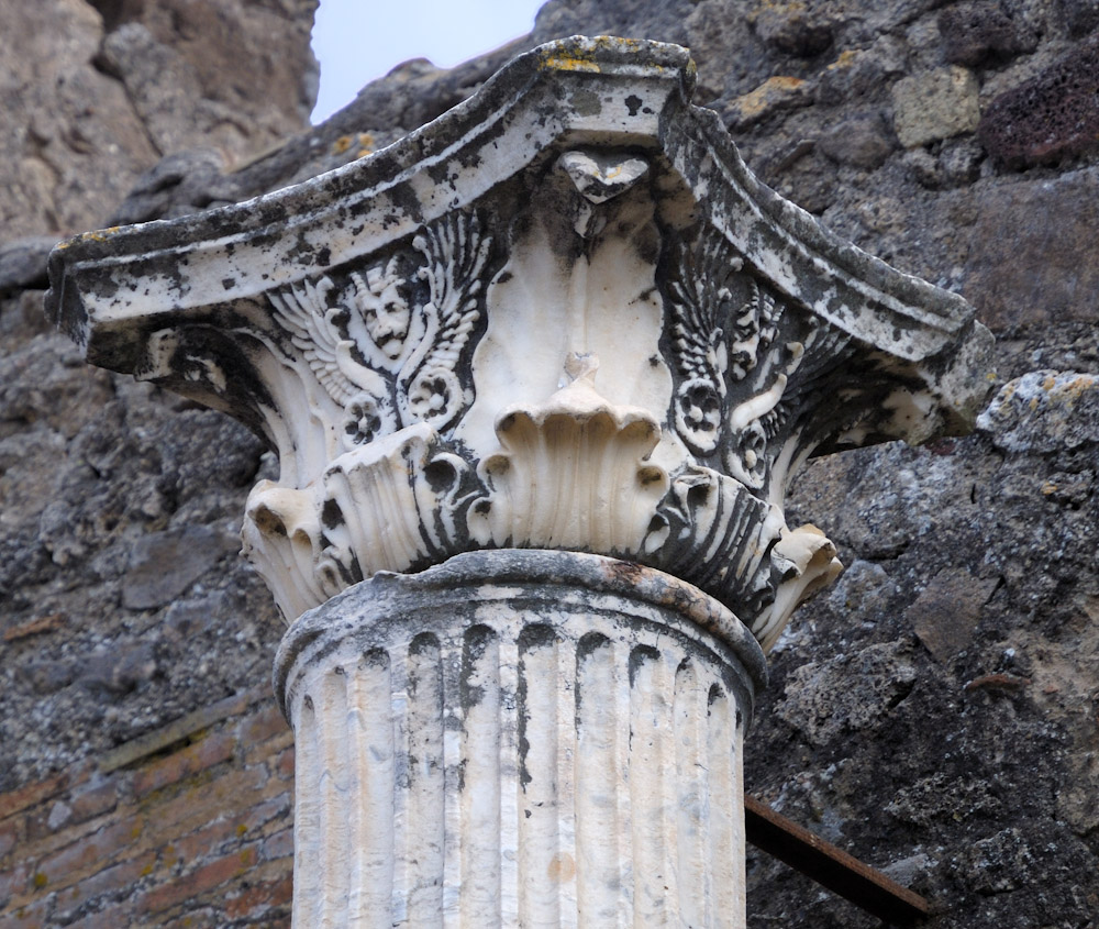 Pompei, Detail einer Säule aus Marmor.