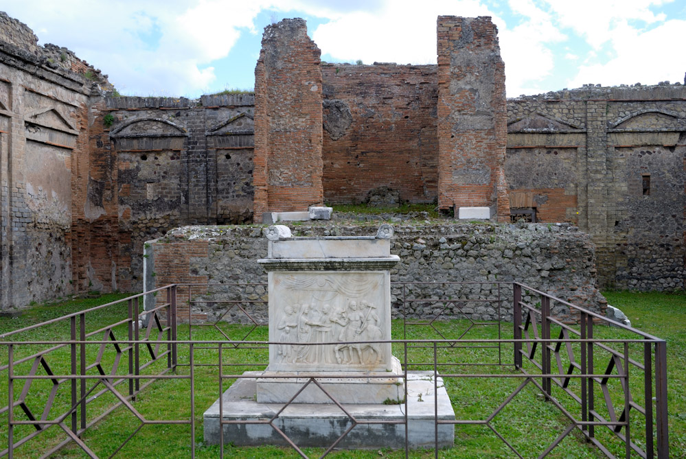 Pompei, der Tempel d. Vespasian mit dem Opferraltar aus Marmor.