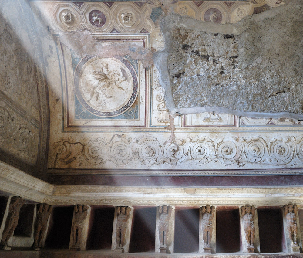 Pompei, in der Therme d. Forums, Reste der einmaligen Innenausstattung.