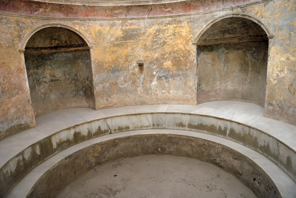 Pompei, in der Therme d. Forums, Frigidarium.