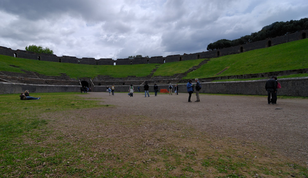 Pompei, das Amphitheater, erbaut 80 v.Chr. ca. 135 x 104 Meter Durchmesser und es fasste 20000 Zuschauer.