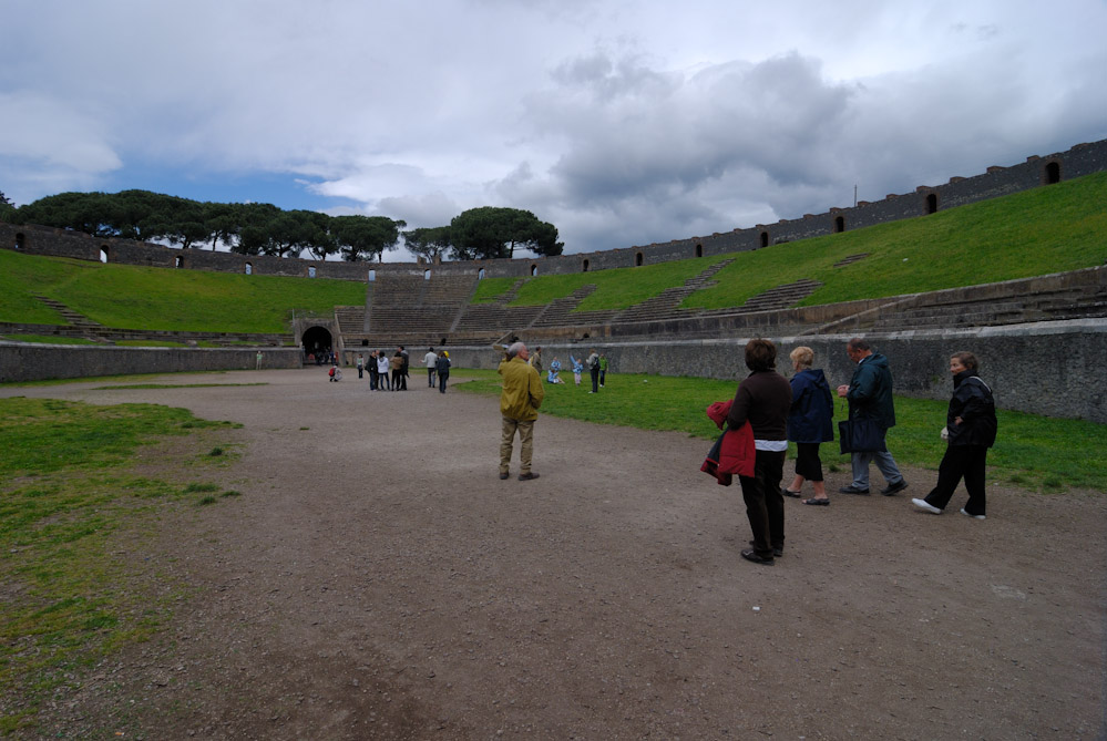 Pompei, das Amphitheater, erbaut 80 v.Chr. ca. 135 x 104 Meter Durchmesser und es fasste 20000 Zuschauer.