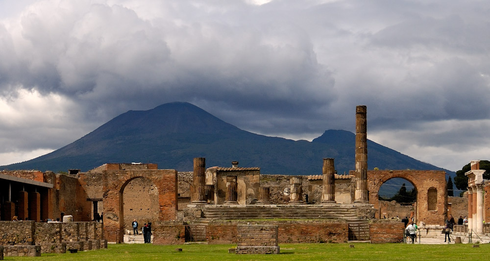 Pompei, Der Vesuv ist der einzige aktive Vulkan auf dem europäischen Festland. Der letzte Großausbruch des Vesuv im Jahr 79 n. Chr., bei dem die antiken Städte Pompeji, Herculaneum und Stabiae verschüttet wurden.