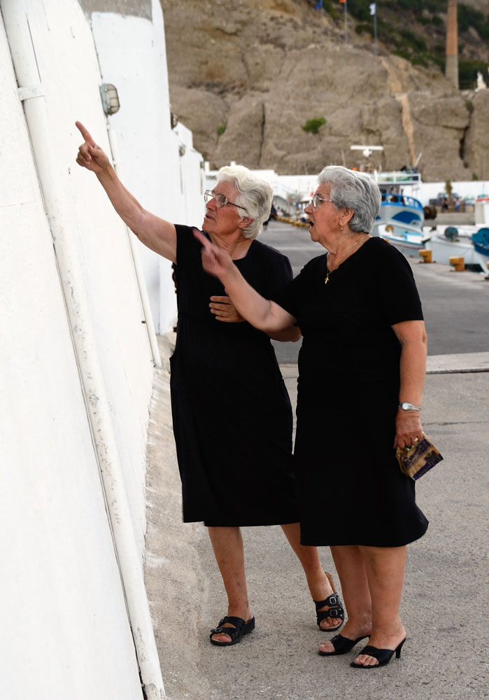 Viele ältere Frauen in Griechenland und vielen anderen südlichen Ländern tragen schwarz aber nicht weil sie trauern sondern als Ritualfarbe. Dieses Brauchtum hat christliche Wurzeln welche weit ins Mittelalter zurück reichen.