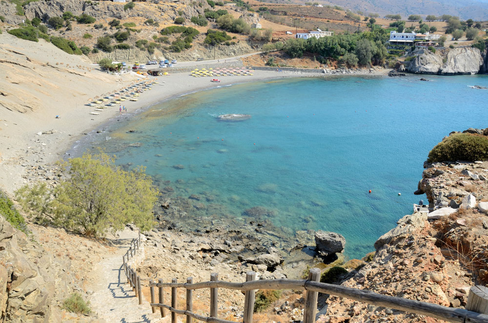 Agios Pavlos ist ein ruhiger Ort mit einigen Tavernen, die auch Zimmer vermieten. Die Bucht von Agios Pavlos wird in der Saison täglich von Ausflugsschiffen aus Agia Galini angelaufen.