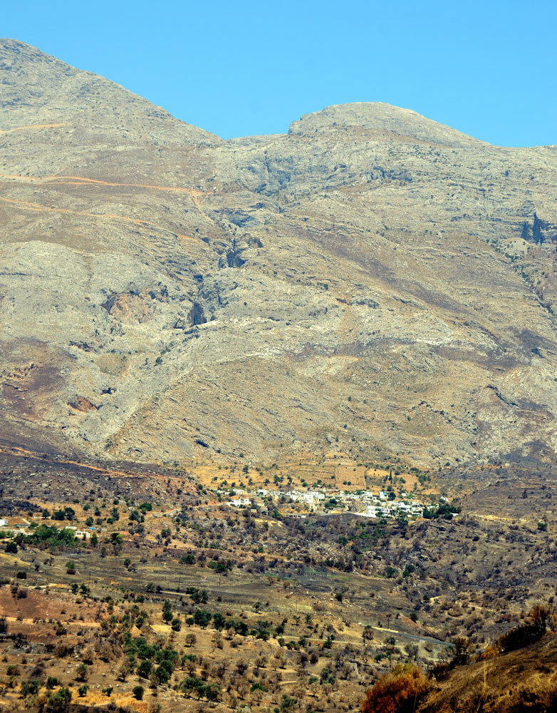 Am Nachmittag fahren wir über Saktuoria und Melambes nach Agios Georgios und bewundern die wunderschöne Bergwelt von Kreta. Hier der Blick auf das Kedro-Massiv (1776 m) und auf das Bergdorf Krya Vrysi.