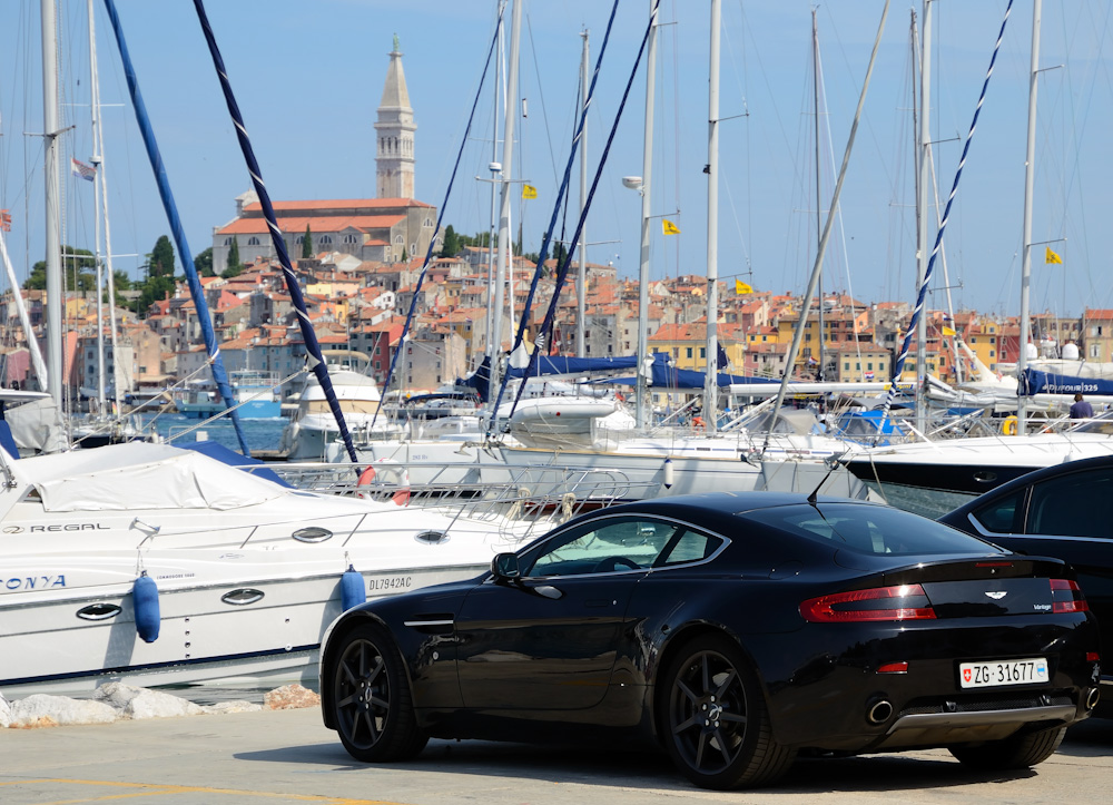 Man ist nicht nur auf dem Wasser standesgemäss, sondern auch auf dem Land... Aston Martin Vantage V8...uiuiui...