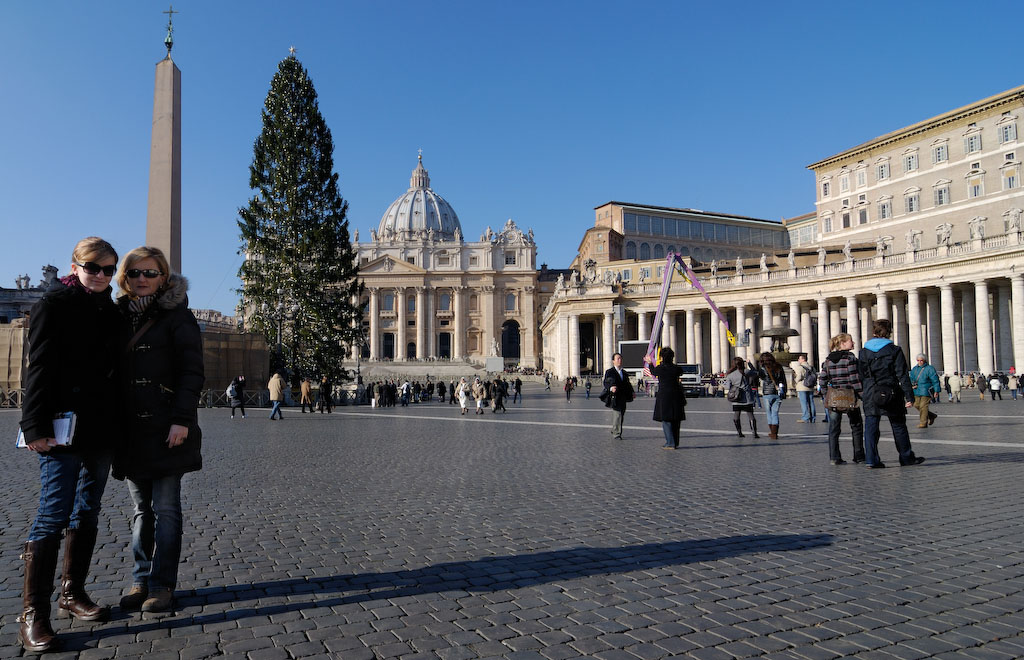 19.12. - 1. Station Vatikan - Am Petersplatz, die Weihnachtskrippe ist leider noch verhüllt.