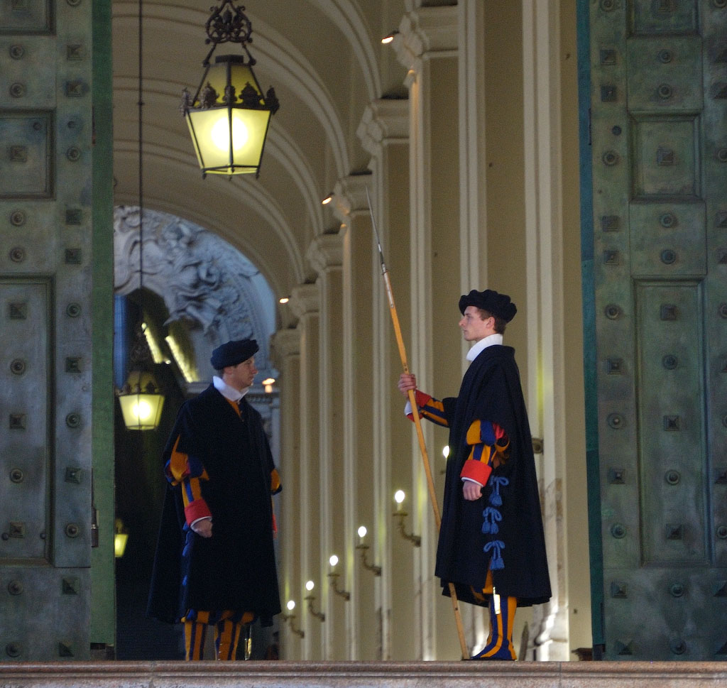 Schweizer Garde am Eingang des päpstlichen Palastes.