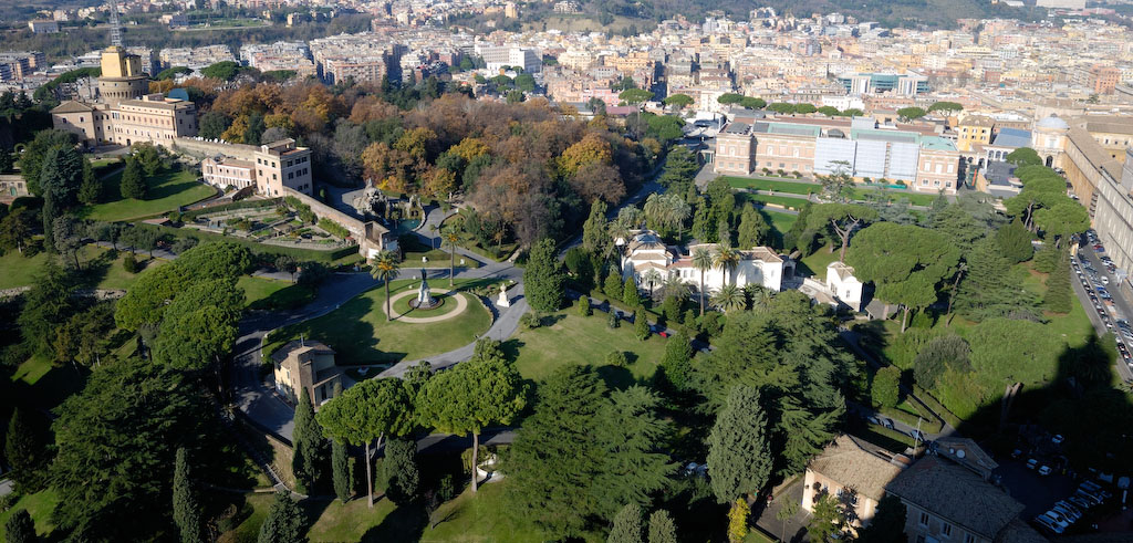 Blick auf einen Teil der vatikan. Gartenanlage vom Petersdom aus.