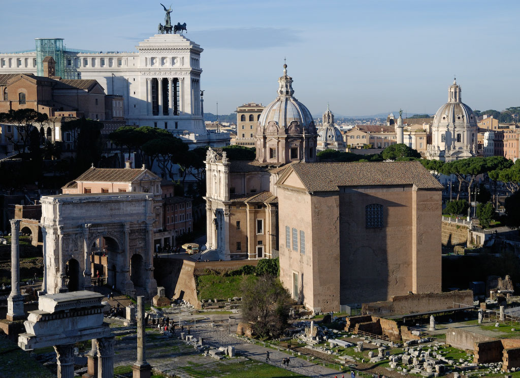 Forum Romanum, Blick auf die Curia (hier tagte der Senat, 29 v.Chr.), dahinter Kirche Santa Luca e Martina, links der Septimius-Severus-Bogen,links davon die Phokasäule, dahinter, oben links die "Schreibmaschine".