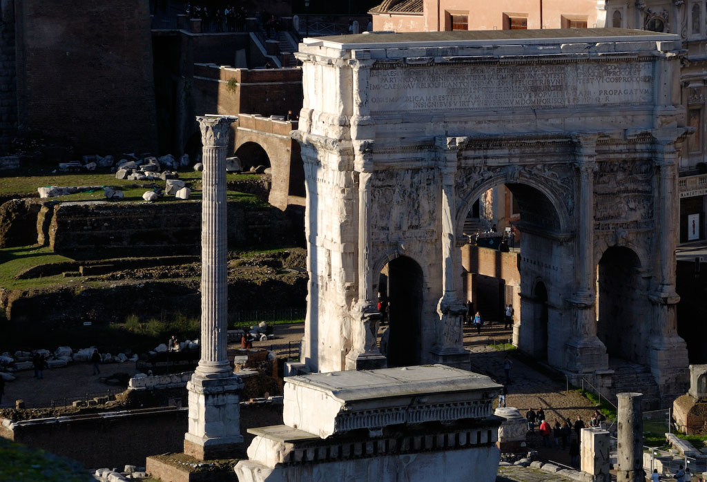 Forum Romanum, Septimius-Severus-Bogen und die Phokasäule.