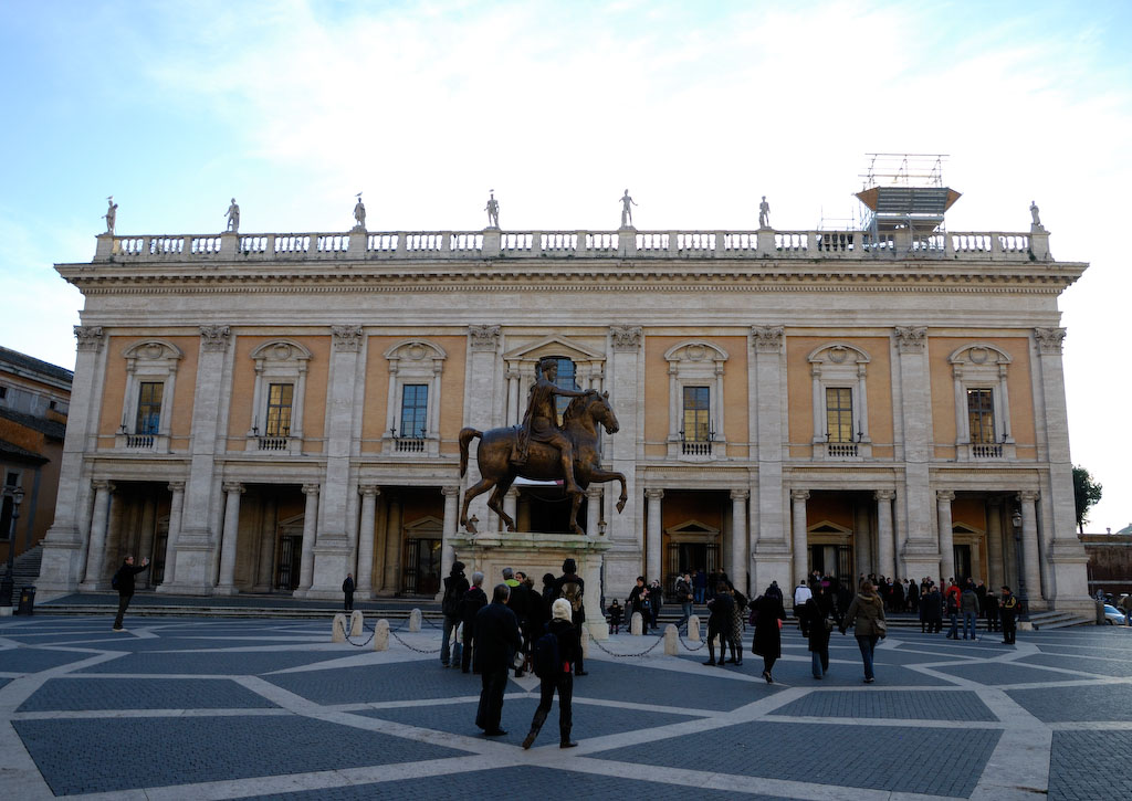 Kapitol, Piazza del Campidoglio, Palazzo dei Conservatori (Kapitol. Museen), in der Mitte die Mark Aurel Statue, nach einem Entwurf von Michelangelo, 1546-