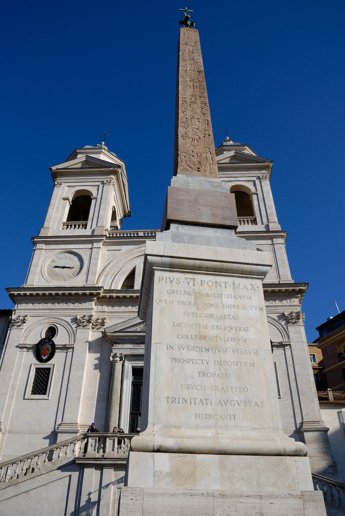 Obelisk vor der Kirche Trinitá dei Monti auf dem gleichnamigen Piazza oberhalb d. span. Treppe.