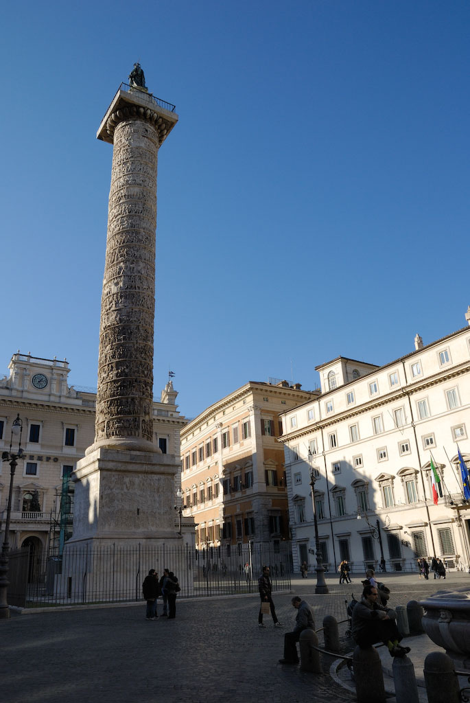 Piazza Colonna mit der Mark Aurel Säule an der Via del Corso.