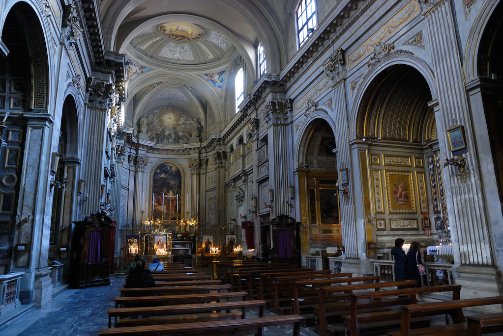 Piazza d. Trevi, Kirche Santi Vincenco e Anastasio, Hier werden von mehreren Päpsten deren Praecordia (ein Teil d. Herzens) aufbewahrt.