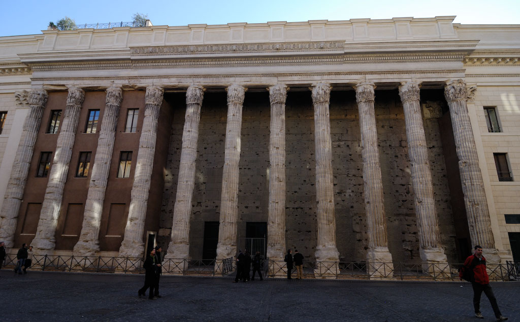 Piazza di Pietra, Hadriantempel, 145 n.Chr.