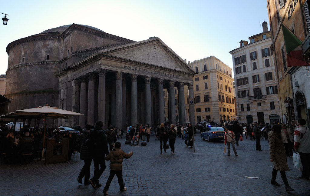 Piazza della Rotonda, Pantheon, der Tempel der gesamten Götter, hier befindet sich auch das Grab des Raffael.