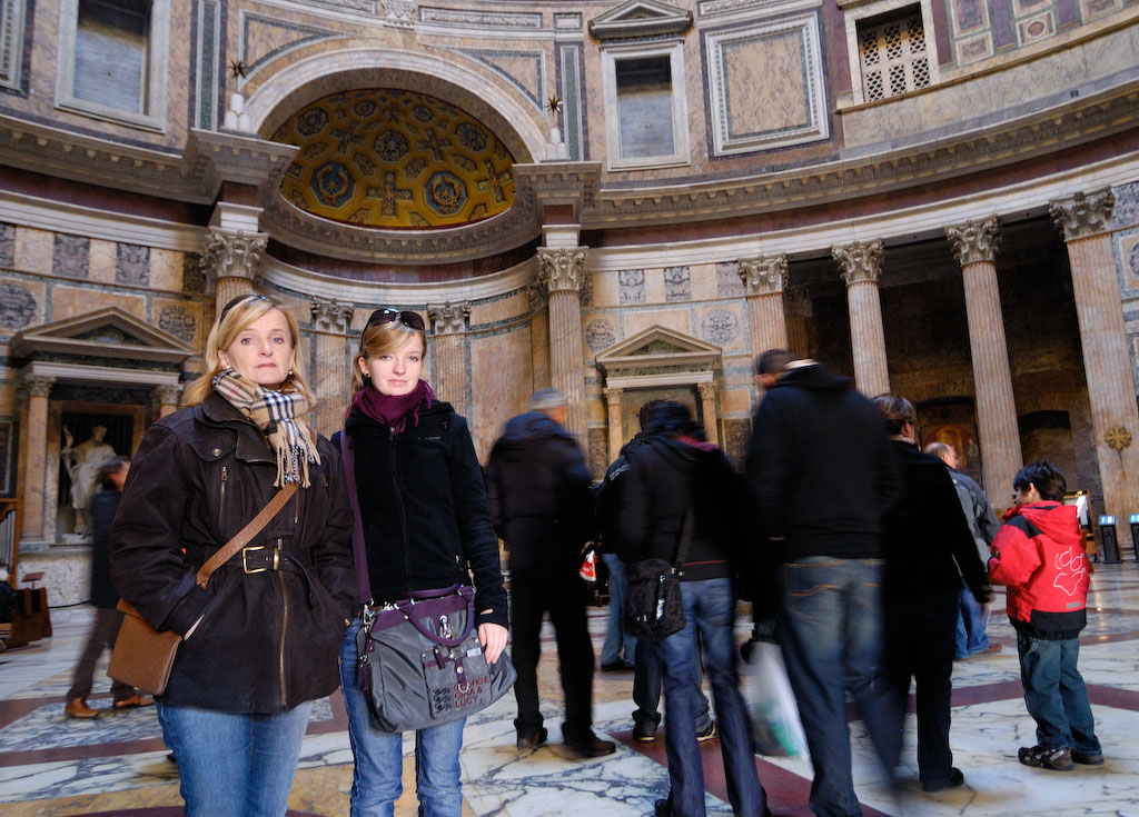 Piazza della Rotonda, Pantheon, der Tempel der gesamten Götter, innen war es stockdunkel, nur mit Langzeitbelichtung ein einigermassen brauchbares Foto möglich.