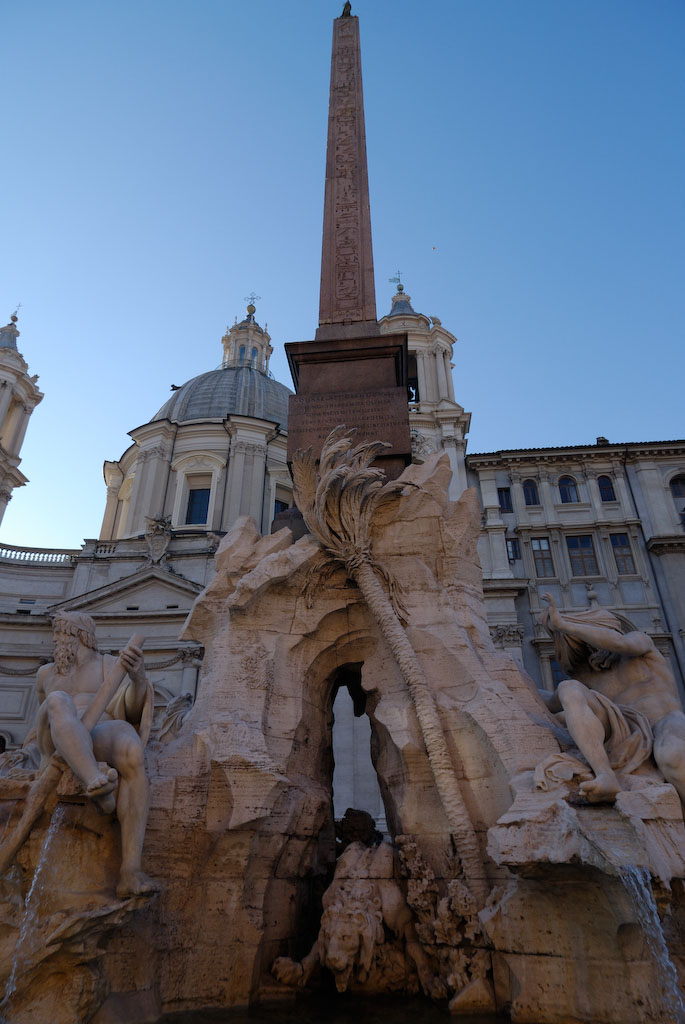 Piazza Navona, Fontana dei Quattro Fiumi, Detail, vor der Kirche Sant´Agnese in Agone.