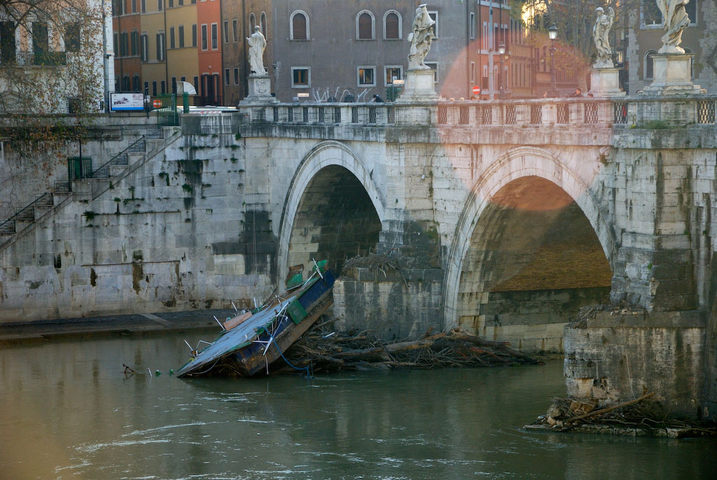 Tiber, Ponte S.Angelo, Reste der Verwüstungen durch das Jahrhundert-Dezember-Hochwasser.