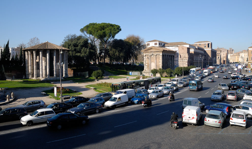 Piazza d. Bocca d. Verita, links der runde Herkulestempel am Forum Boarium, rechts der Tempel des Portunus.