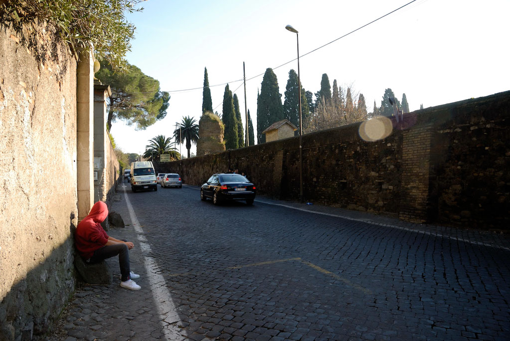 Die Bushaltestelle an der Via Appia Antica bei den Kallixtus Katakomben, Rennstrecke der Römer mit Kopfsteinpflaster !