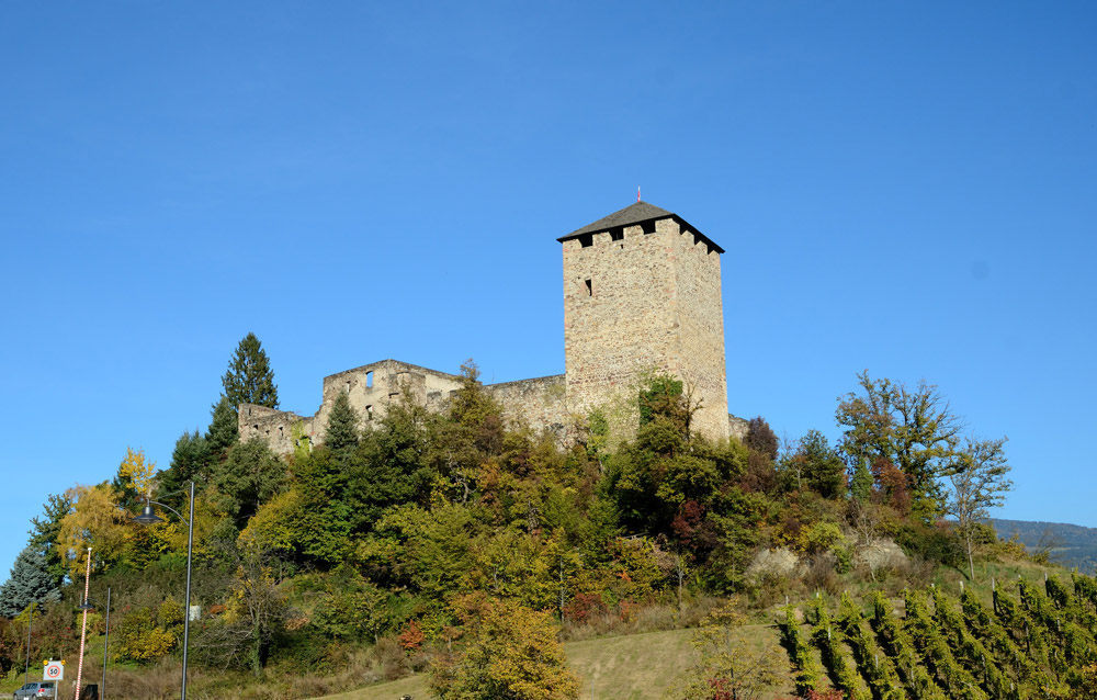 ...Vorbei geht´s an der Mayenburg. Die Burg liegt auf einem langgestreckten Hügel nahe Völlan, Sie ziert das Tisenser Mittelgebirge und gilt als vorgeschichtliche Festigungsanlage. Die Forscher gehen davon aus, weil die Lage der Burg strategisch sehr vorteilhaft ist. Man vermutet, dass die Mayenburg zum Befestigungssystem der Grafen von Eppan gehörte. Als dieses Geschlecht 1253 verschwand, ging die Anlage an die Grafen von Tirol. Die Familie der Mayenburg verschwand 1358, die Burg wechselte danach immer wieder ihre Besitzer, heute gehört die Mayenburg der Familie Auffinger...