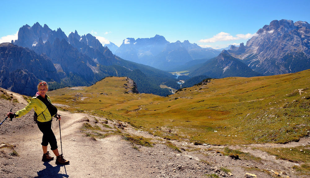 Daniela vor den beeindruckenden Dolomitengipfeln, links die Sextener Dolomiten, in der Mitte der Punta Sorapis (3205m) und rechts der Monte Cristallo (3221m)...