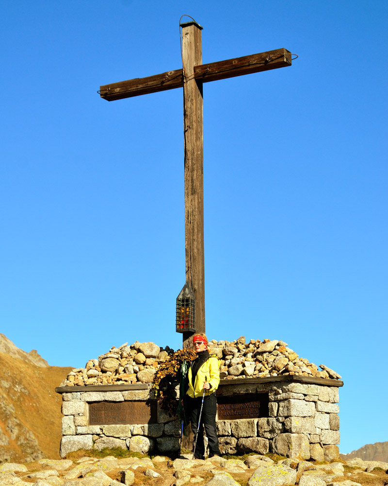 ...kurz darauf erreichen wir das Kreuz beim Missensteiner Joch (2128 m)...