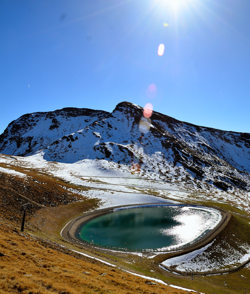...kurz bevor wir den höchsten Punkt erreichen, das Wasserreservoir auf 2200 m (für die Schneekanonen), dahinter der Mittager (2422 m)...