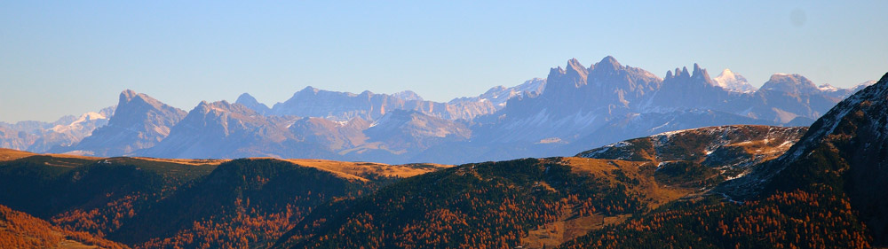 ...Blick nach Osten zu den Dolomiten mit Lang- (3181 m) und Plattkofel (2964 m) ...