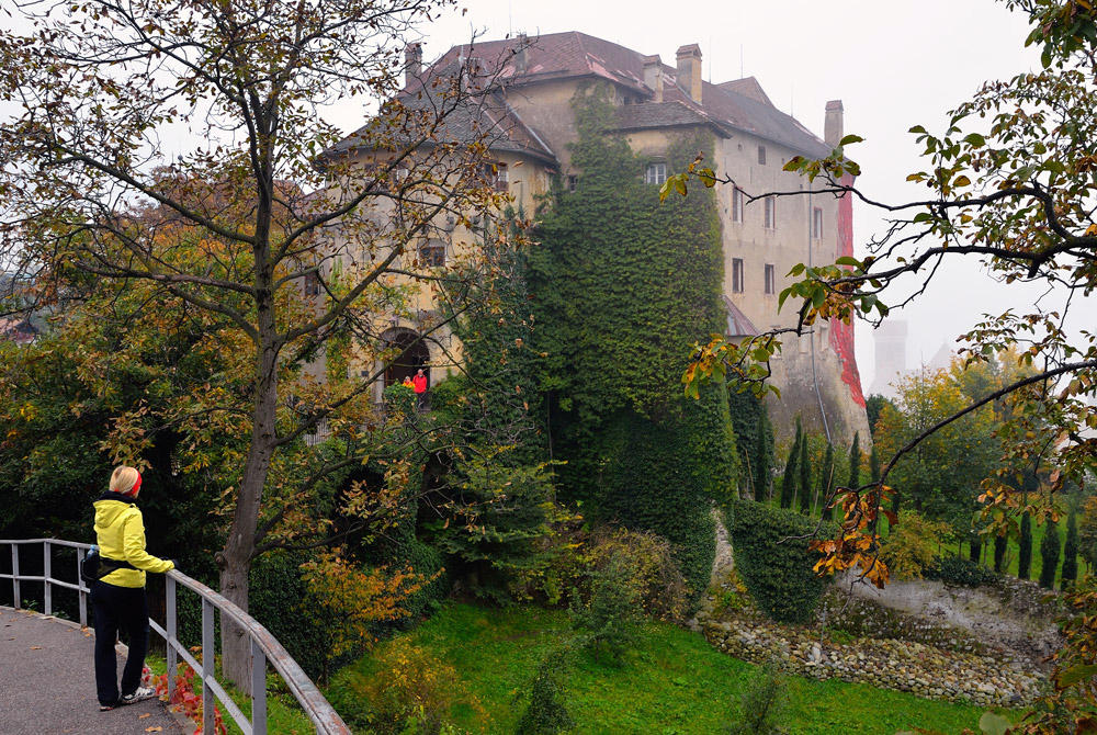 ...wir durchqueren Plantagen und Weinberge und sind kurz darauf mitten im Ort bei der Burg von Schenna...