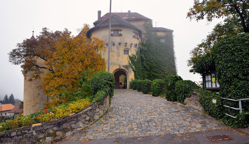...Die Geschichte von Schloss Schenna reicht bis in das 14. Jahrhundert zurück. Eine erste Erwähnung des Schloss geht aus einer Urkunde aus dem Jahr 1346 hervor, allerdings bezieht sich dies noch auf einem Vorgängerbau, die Burg Schenna. Erst Petermann von Schenna, Burggraf von Tirol und Günstling von Margarete Maultausch, errichtet im Jahr 1350 darauf das heutige Schloss Schenna...