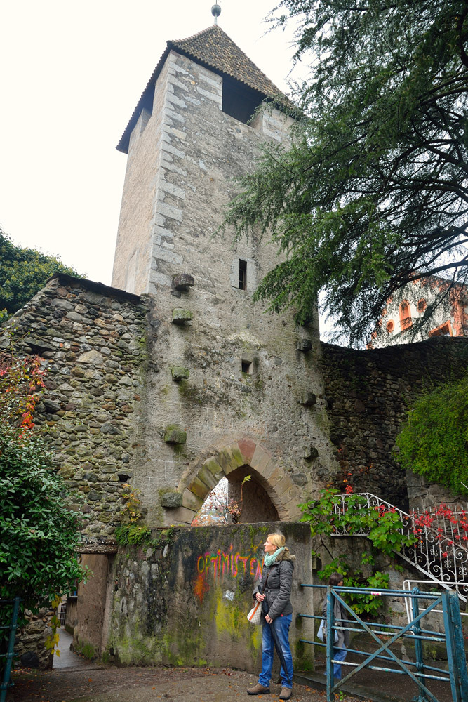 ...Durch das Passeier Tor führt die Straße nach Dorf Tirol und ins Passeiertal. Hier stehen auch noch Reste der alten Stadtmauer...
