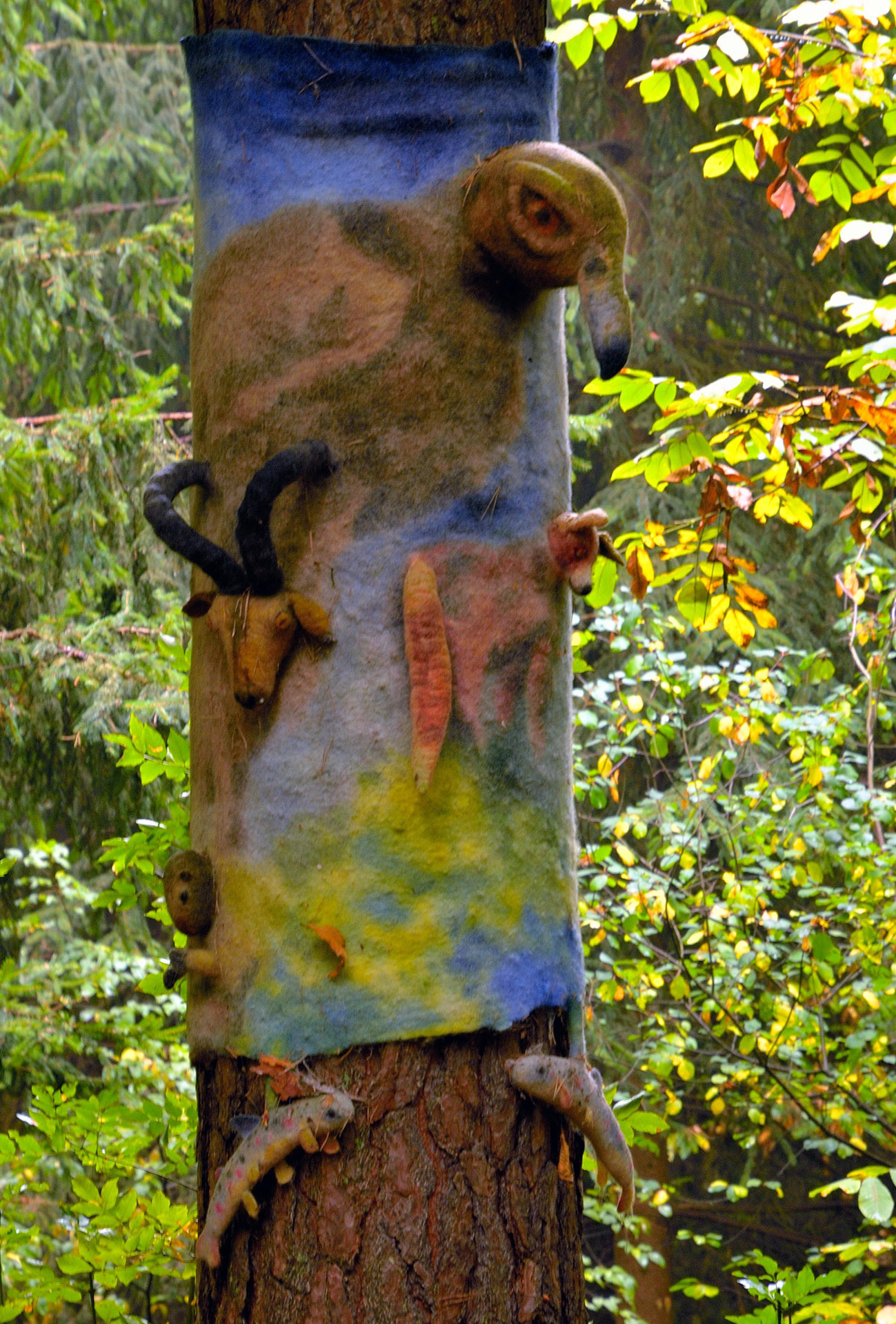 Filzkunstobjekte von 24 K�rn aus 7 L�ern wurden entlang eines Waldwanderweges in Tisens in die Natur eingebettet.
