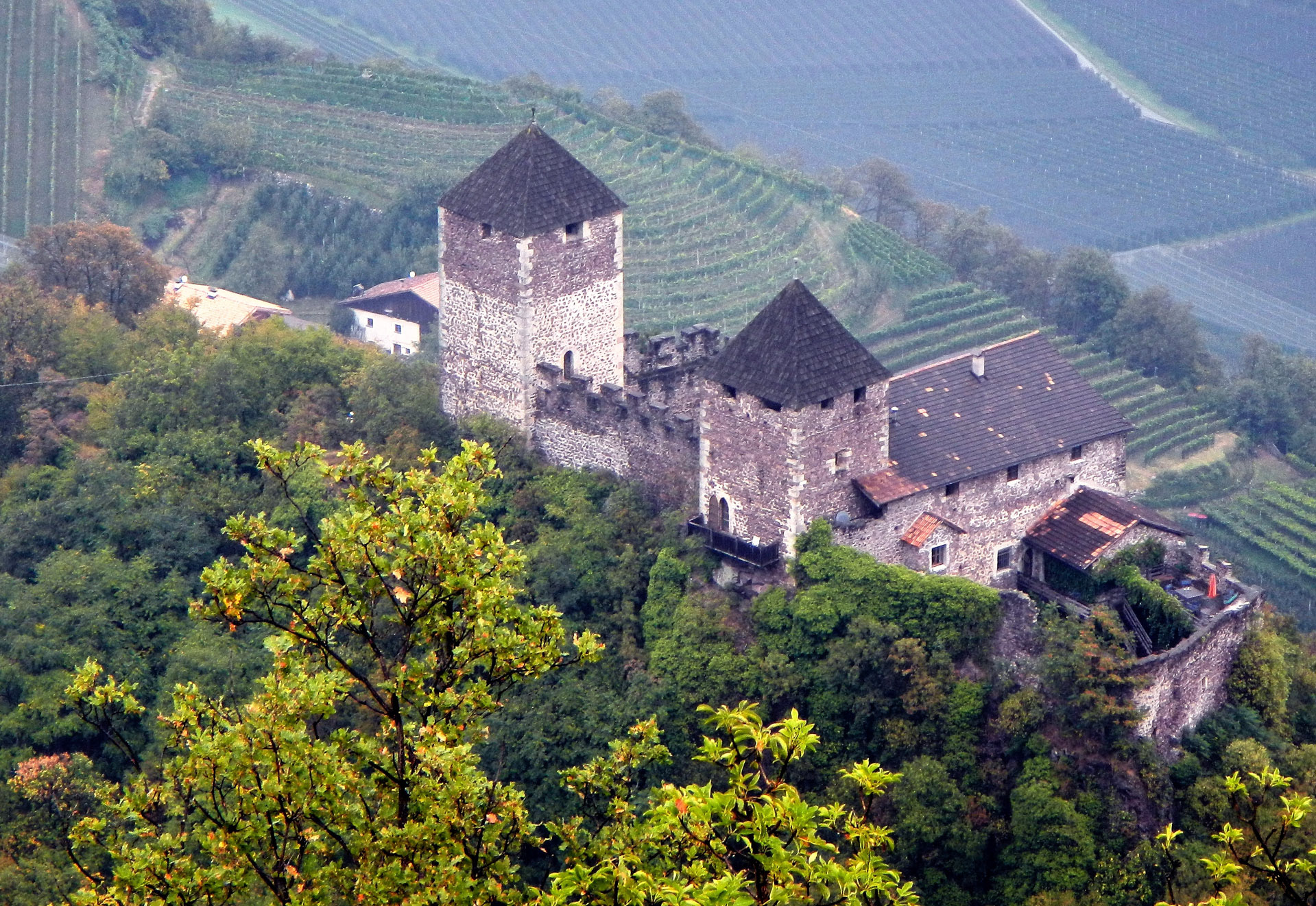 Unter St. Hippolyt die Leonburg. Schloss Leonburg bei Lana stammt aus der Zeit um Ende des 11., Anfang des 12. Jahrhunderts. Die Leonburg bietet einen Blick direkt in die mittelalterliche Architektur der Wehrburgen. Zwei dreigeschossige Bergfriede stehen in der Anlage und zeugen so von der wehrhaften Zweckm�gkeit der Burg.