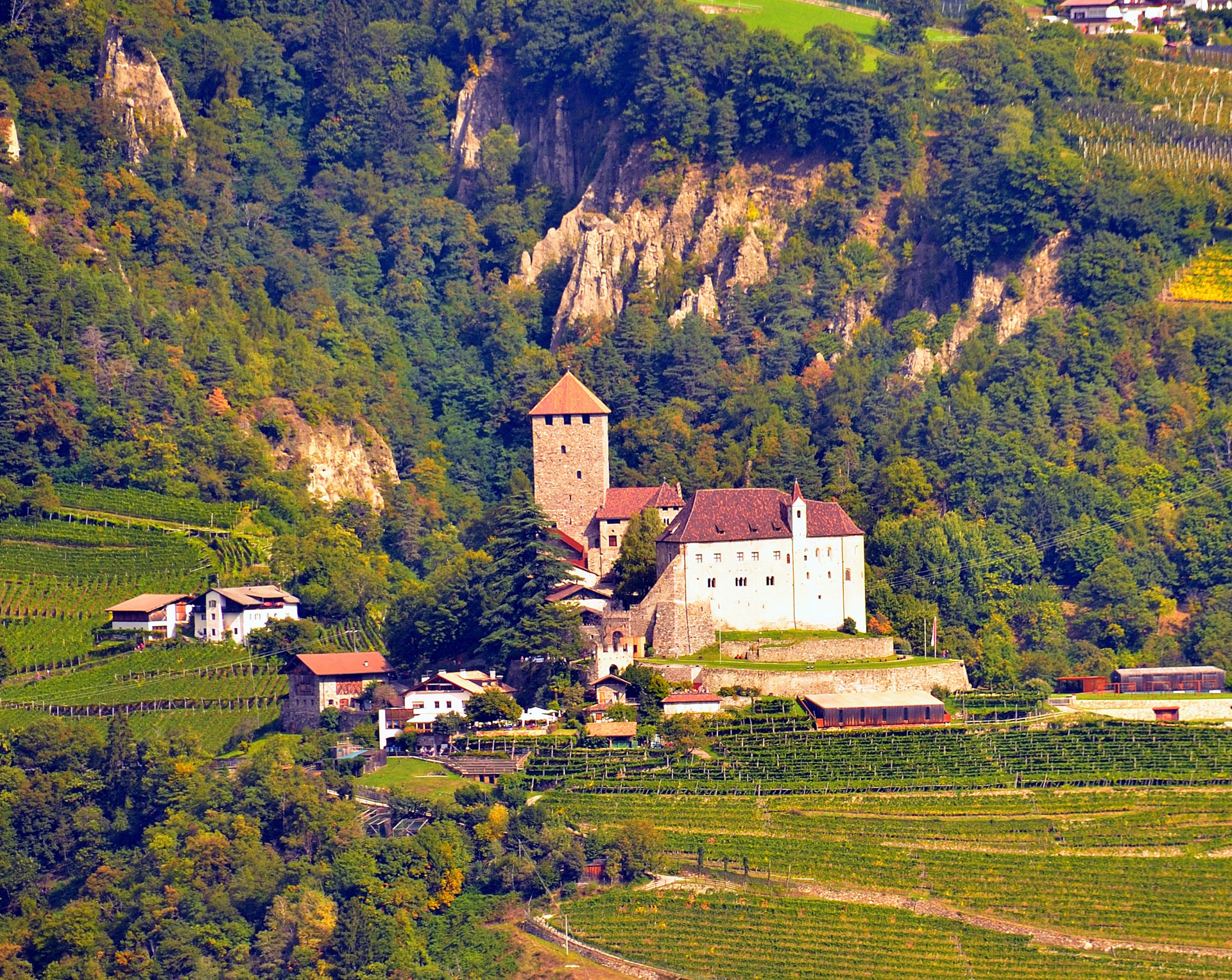 Blick auf die andere Talseite zum Schloss Tirol. Das Schloss Tirol in Dorf Tirol bei Meran im Burggrafenamt war die Stammburg der Grafen von Tirol und die Wiege des Landes Tirol. Bis in das 15. Jahrhundert, als die politische Verwaltung in das verkehrstechnisch g�ere Innsbruck verlegt wurde, war die Burg Residenz der Landesf�.