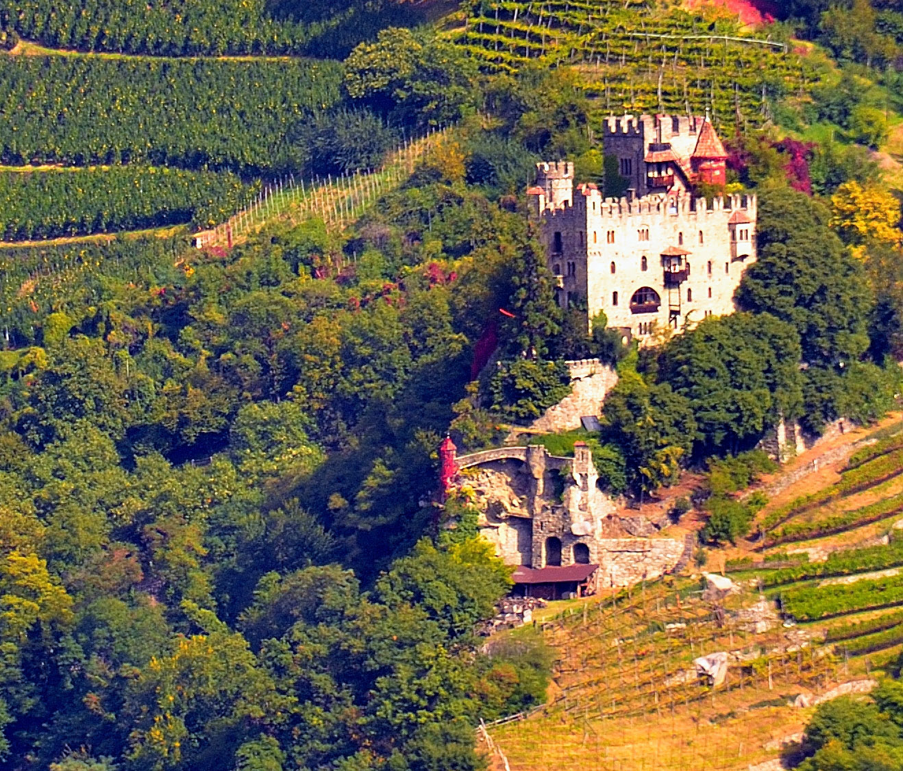 Auch auf der anderen Talseite befindet sich die Brunnenburg. Die Brunnenburg ist eine hochmittelalterliche Hangburg in Dorf Tirol bei Meran.