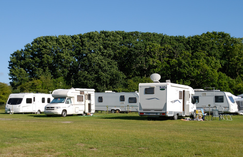 Unser Ziel für Heute war aber Corfe in der Grafschaft Dorset. Die 220 Km waren auf den gut ausgebauten Strassen schnell geschafft. Unser Wunsch CP war leider voll, aber 3 Km zurück auf den NordenFarm CP war noch genug platz und wir bereuten es nicht, der Platz ist ein echter Geheimtipp, wunderbar grosse Parzellen, ruhige, sonnige Lage, neue Sanitäranlagen, Shop, Restaurant und sehr freundlichen Warden, 800 m Footpath zum berühmten CorfeCastle.