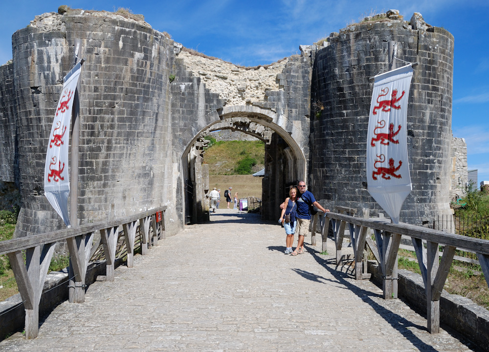 Corfe Castle liegt in den Purbeck Hills auf der Isle of Purbeck sieben Kilometer südöstlich von Wareham und acht Kilometer westlich von Swanage. Es liegt etwa 12 km südwestlich der großen Städte Poole und Bournemouth.