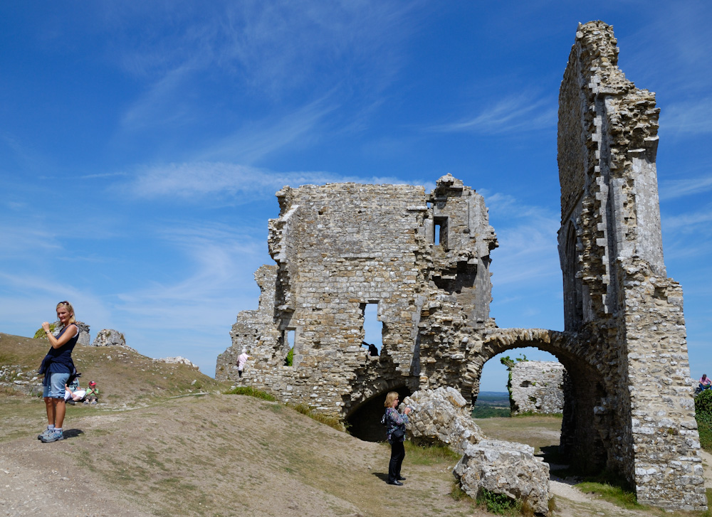 Unter Alfred dem Großen wurde Ende des 9. Jahrhunderts zum Schutz vor den Dänen in Corfe eine erste Befestigung angelegt.

Nachdem Eduard der Märtyrer am 18. März 978 in Corfe Castle ermordet wurde, kam der dreijährige Aethelred the Unready an die Macht, was dazu führte, dass England und somit auch Corfe Castle über viele Jahre von den dänischen Wikingern geplündert wurde.