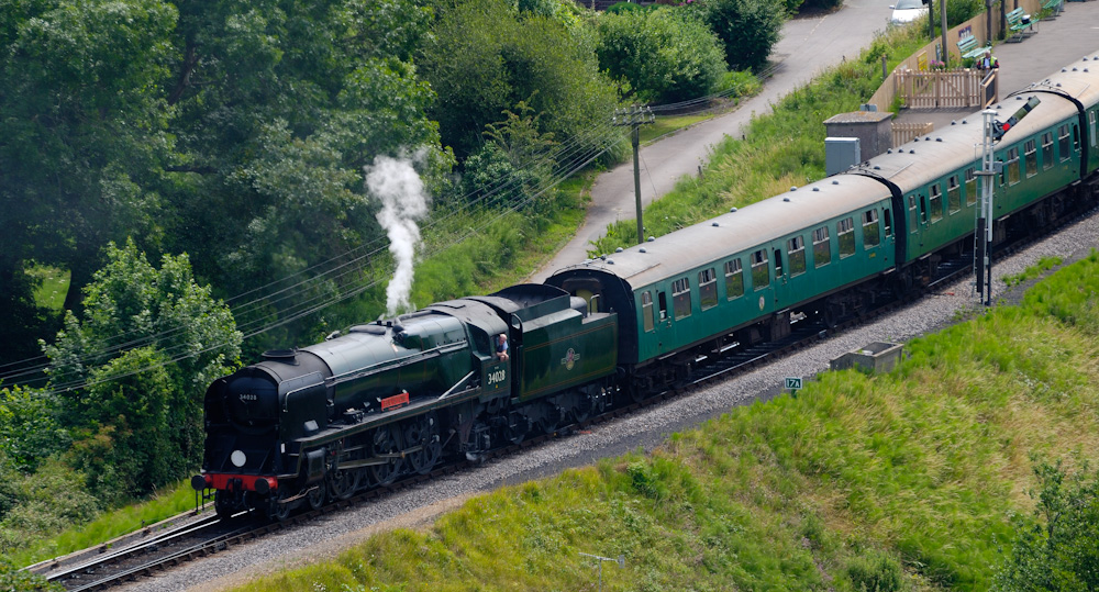 Steam Train der Swanage Railway von Corfe Castle aus gesehen.