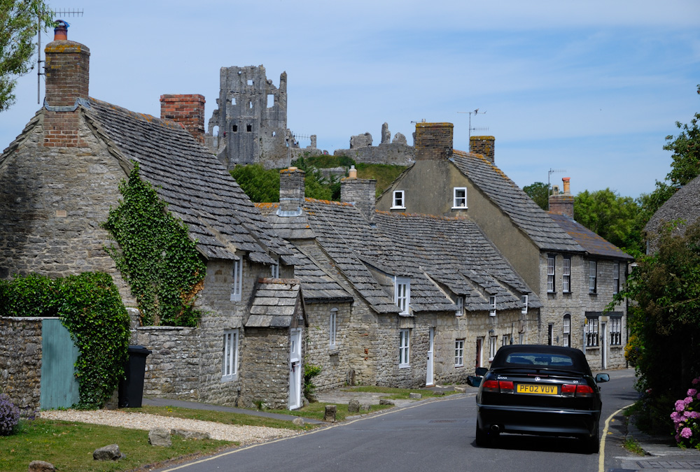 Der Bezeichnung Corfe kommt aus dem Sächsischen und bezeichnet das Tal, in dem sich das Dorf und die Burgruine befindet. Corfe Castle bedeutet übersetzt also ungefähr Talburg oder Burg im Tal.