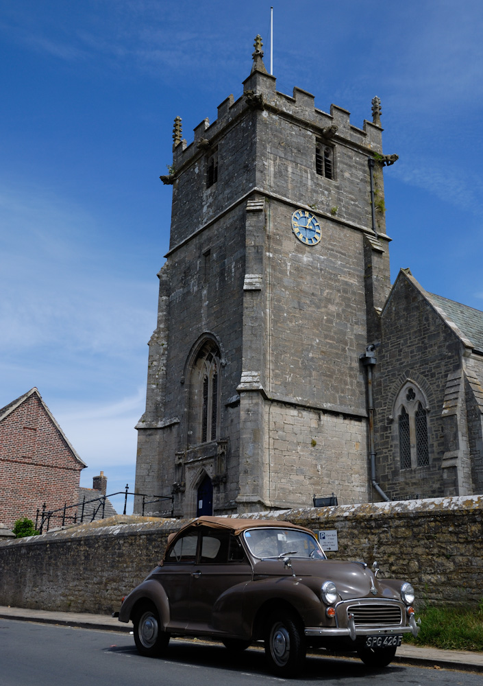 Corfe, Oldtimer vor der St.Edward's Church.