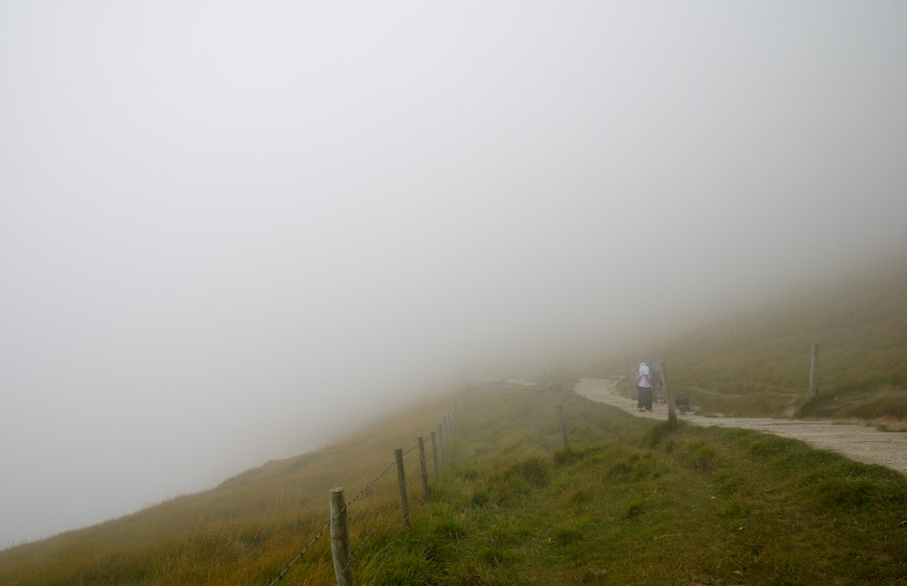 20.7.2010 Um 10:00 Uhr Abfahrt von der Norden Farm, das Wetter wird schlechter, Ankunft in der LulworthBay, starker Nebel zieht auf, Wanderung zum DurdleDoor, leider nichts zu sehen vom Felsbogen im dichten Nebel.